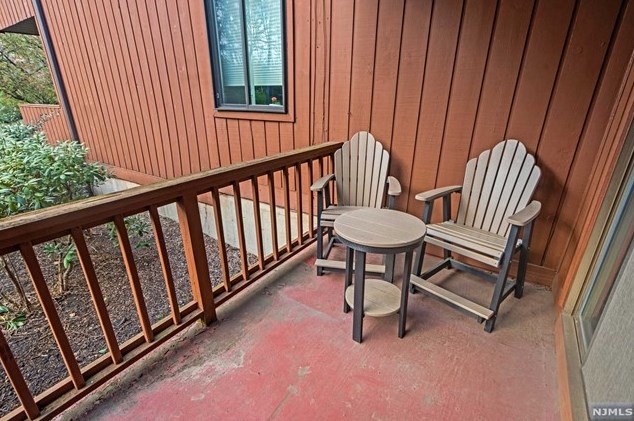 599 Sanderling Ct, Secaucus NJ  07094-2221 exterior