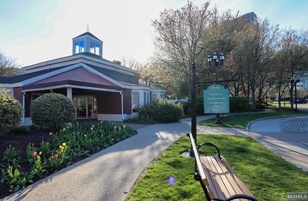 504 Stockton Ct, Edgewater NJ  07020-1675 exterior