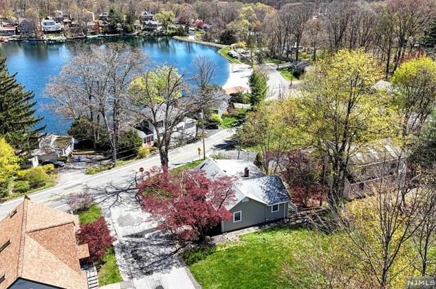 3 Cliffside Dr, West Milford Lakes NJ 07480-4208 exterior