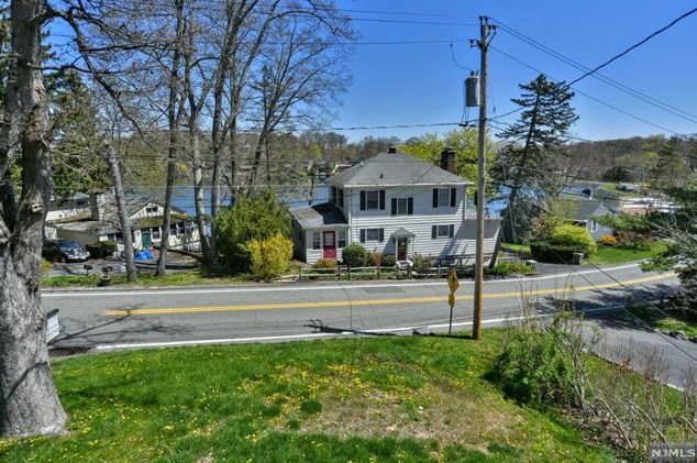 3 Cliffside Dr, West Milford Lakes NJ 07480-4208 exterior