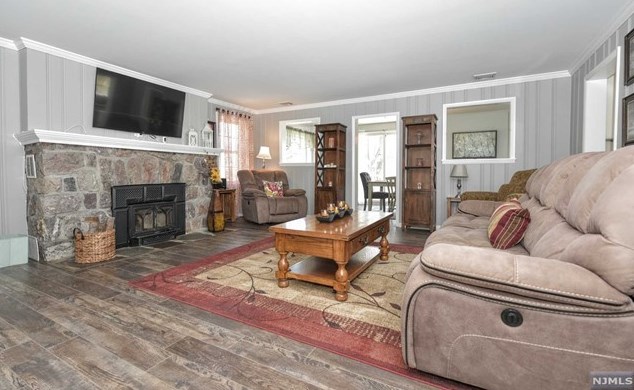 3 Cliffside Dr, West Milford Lakes NJ 07480-4208 exterior