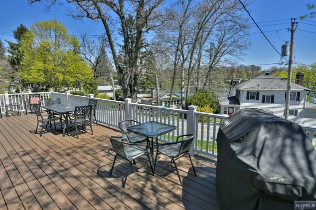 3 Cliffside Dr, West Milford Lakes NJ 07480-4208 exterior