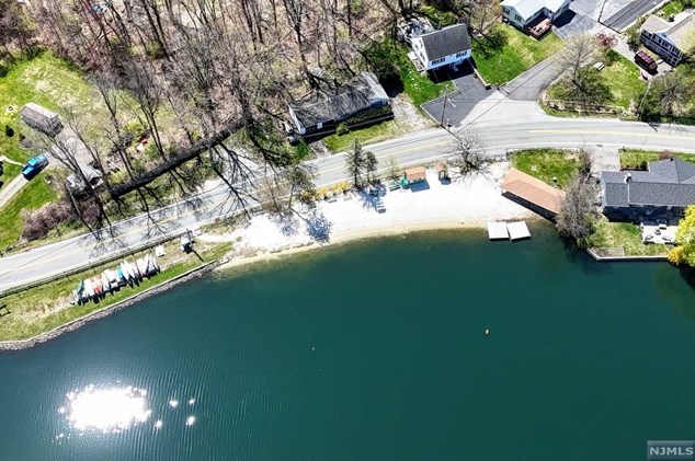 3 Cliffside Dr, West Milford Lakes NJ 07480-4208 exterior