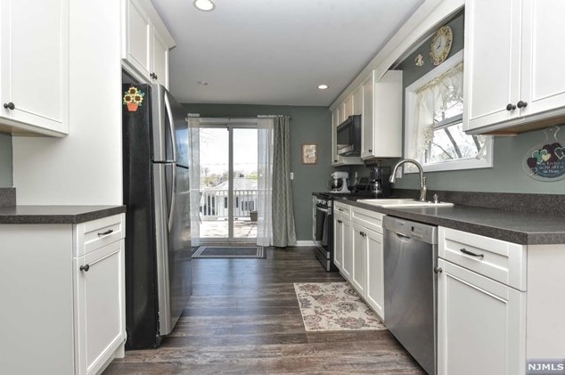 3 Cliffside Dr, West Milford Lakes NJ 07480-4208 exterior