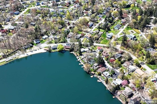 3 Cliffside Dr, West Milford Lakes NJ 07480-4208 exterior