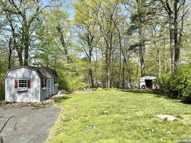 18 Hickory Dr, Oakland NJ  07436-2518 exterior