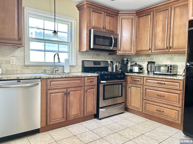 18 Hickory Dr, Oakland NJ  07436-2518 exterior