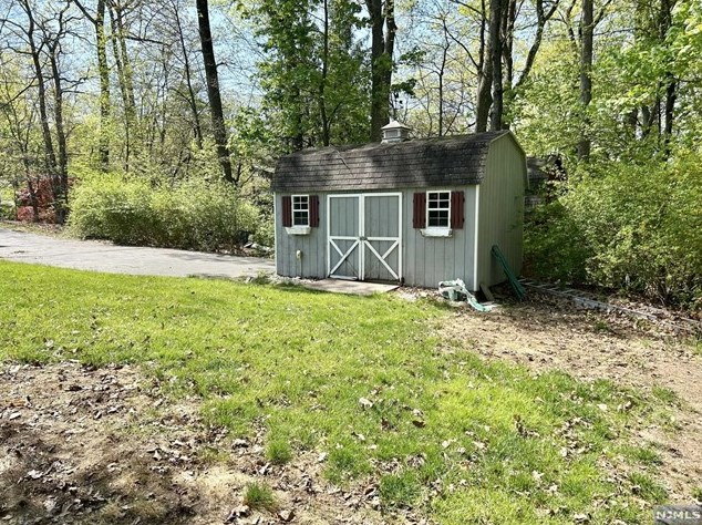18 Hickory Dr, Oakland NJ  07436-2518 exterior