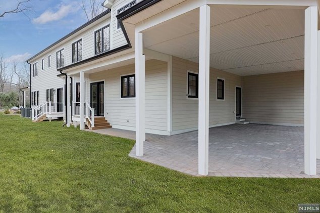 69 Grandview Ave, Upper Saddle River NJ 07458-2127 exterior