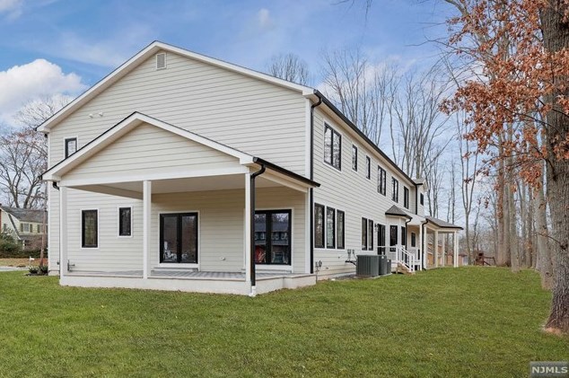 69 Grandview Ave, Upper Saddle River NJ 07458-2127 exterior