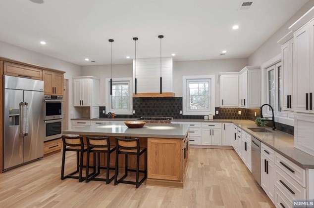 69 Grandview Ave, Upper Saddle River NJ 07458-2127 exterior