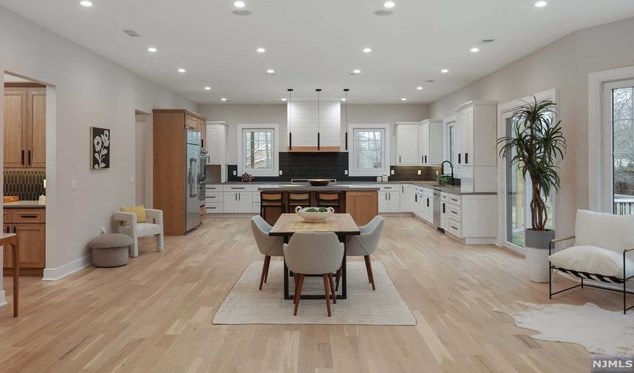 69 Grandview Ave, Upper Saddle River NJ 07458-2127 exterior