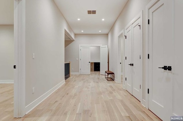 69 Grandview Ave, Upper Saddle River NJ 07458-2127 exterior