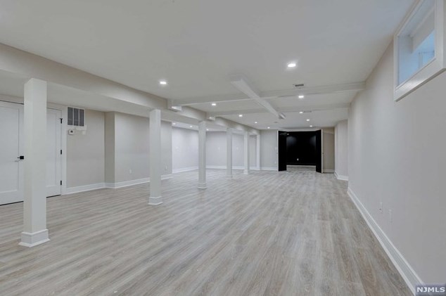 69 Grandview Ave, Upper Saddle River NJ 07458-2127 exterior