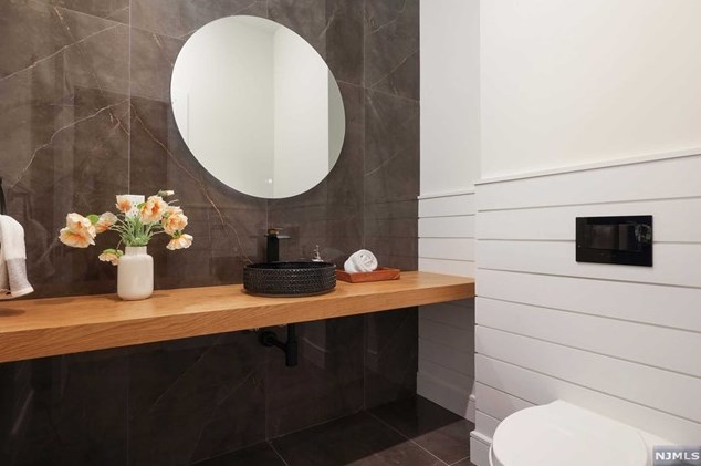 69 Grandview Ave, Upper Saddle River NJ 07458-2127 exterior