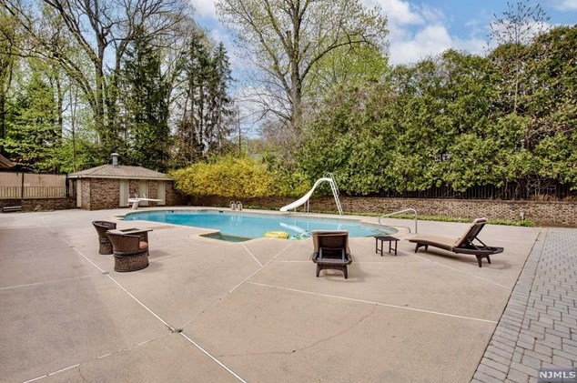 131 Sunrise Dr, Paterson NJ 07506-3220 exterior