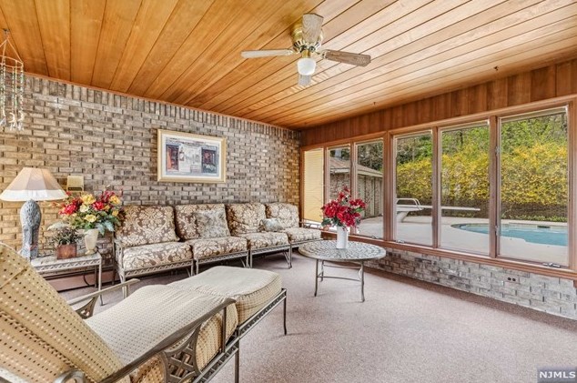 131 Sunrise Dr, Paterson NJ 07506-3220 exterior