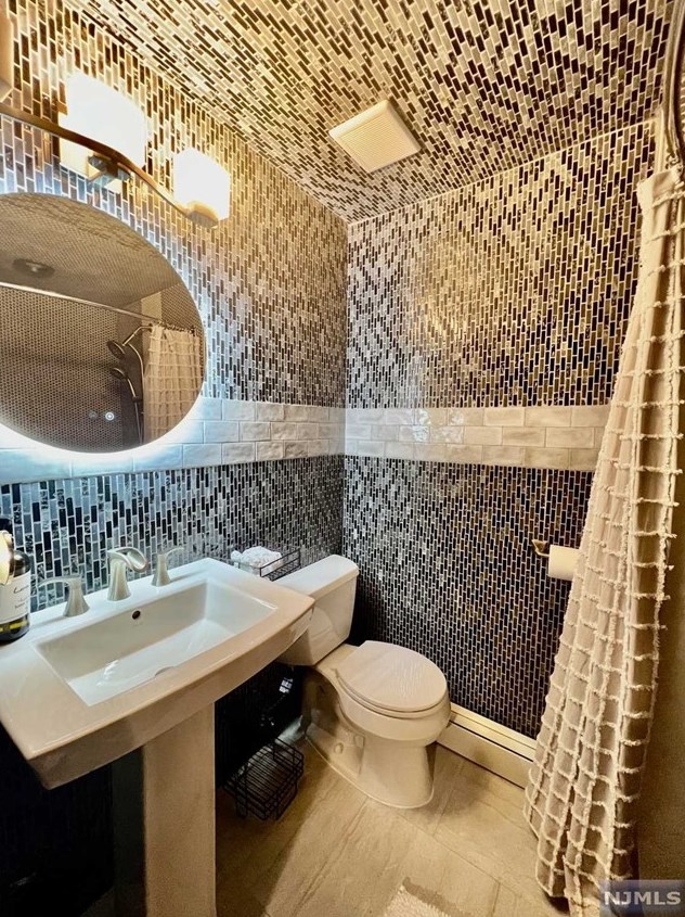 131 Sunrise Dr, Paterson NJ 07506-3220 exterior