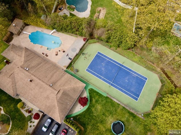 131 Sunrise Dr, Paterson NJ 07506-3220 exterior