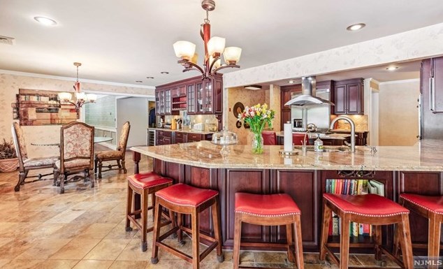 131 Sunrise Dr, Paterson NJ 07506-3220 exterior