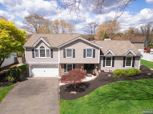 6 Conestoga Ct, Oakland NJ 07436-4003 exterior