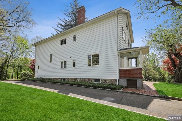 24 Fairview Ave, Montvale NJ 07645-2510 exterior