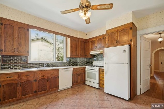 24 Fairview Ave, Montvale NJ 07645-2510 exterior