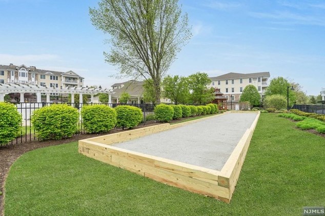 906 Four Seasons Ln, Westwood NJ  07677-7200 exterior