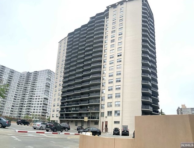 2077 Center Ave, West Fort Lee NJ  07024-4928 exterior