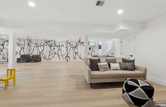 458 Englewood Ave, Teaneck NJ 07666-6033 exterior