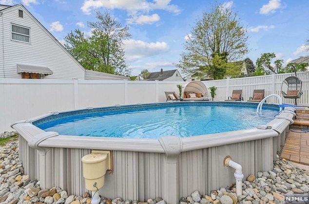 33 Riverdale Ave, Belleville NJ 07109-1428 exterior