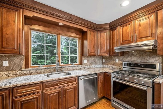 317 Pleasant Ave, Ridgewood NJ  07450-2836 exterior