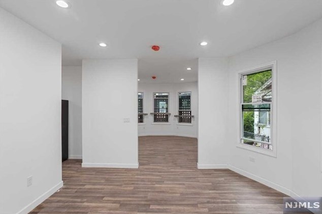 210 Custer Ave, Newark NJ 07112-2139 exterior