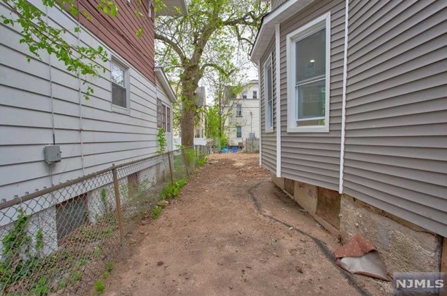 210 Custer Ave, Newark NJ 07112-2139 exterior