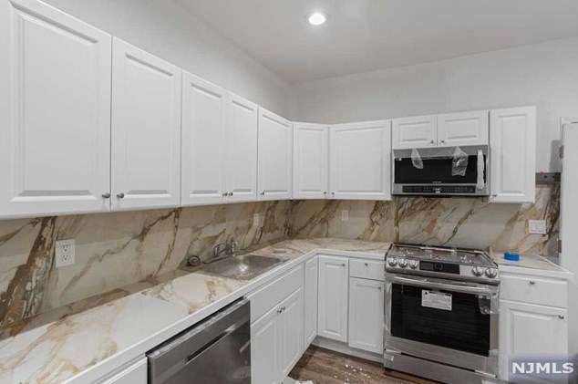 210 Custer Ave, Newark NJ 07112-2139 exterior