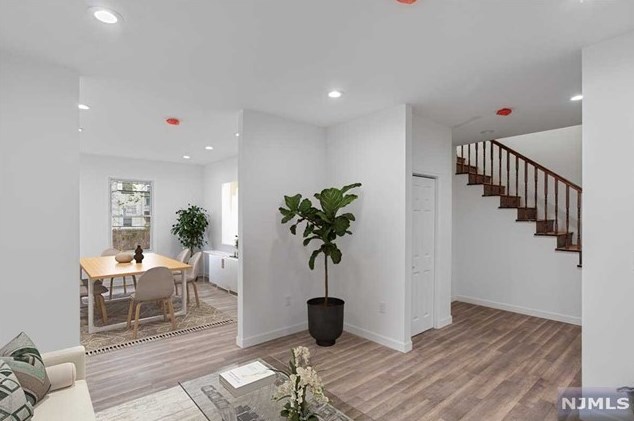 210 Custer Ave, Newark NJ 07112-2139 exterior