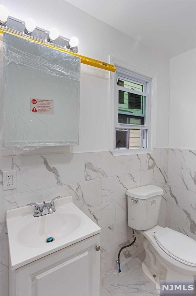 210 Custer Ave, Newark NJ 07112-2139 exterior