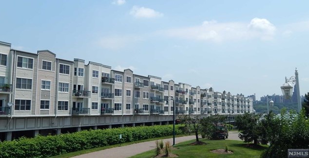129 The Promenade, Edgewater NJ  07020-2118 exterior