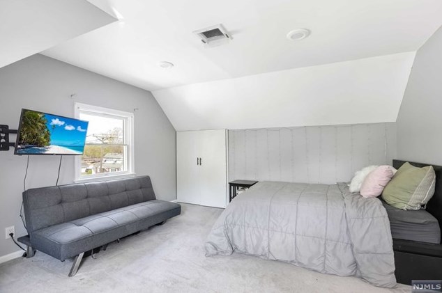 277 Lincoln Blvd, Emerson NJ 07630-1038 exterior