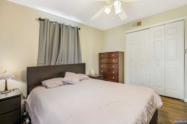 277 Lincoln Blvd, Emerson NJ 07630-1038 exterior