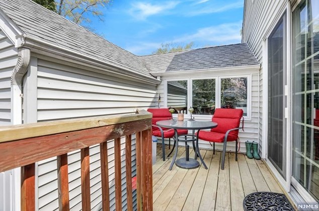 277 Lincoln Blvd, Emerson NJ 07630-1038 exterior