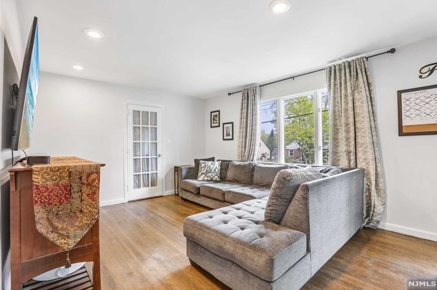 277 Lincoln Blvd, Emerson NJ 07630-1038 exterior