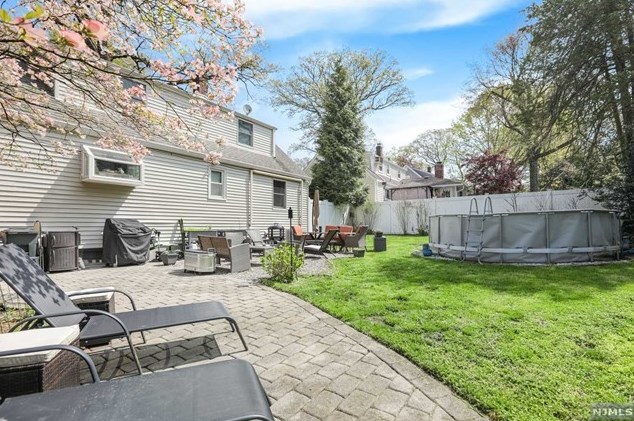 277 Lincoln Blvd, Emerson NJ 07630-1038 exterior