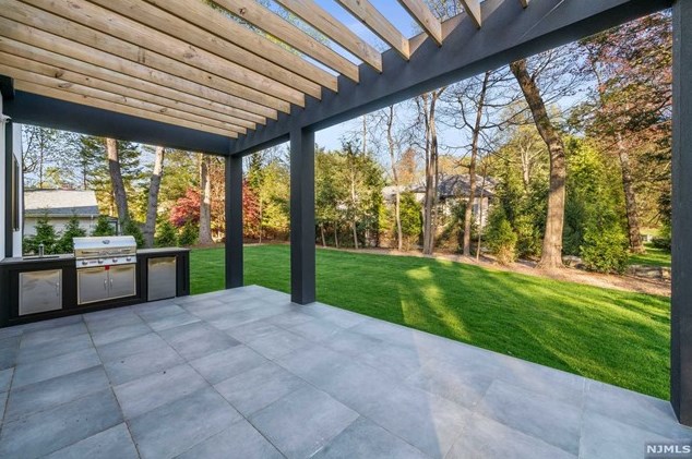 116 Lk Rd, Demarest NJ 07627-2236 exterior