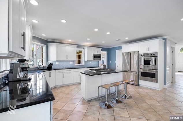 1031 Jassamine Way, West Fort Lee NJ 07024-1524 exterior