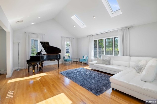 1031 Jassamine Way, West Fort Lee NJ 07024-1524 exterior