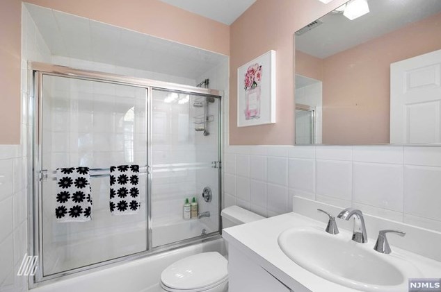 1031 Jassamine Way, West Fort Lee NJ 07024-1524 exterior