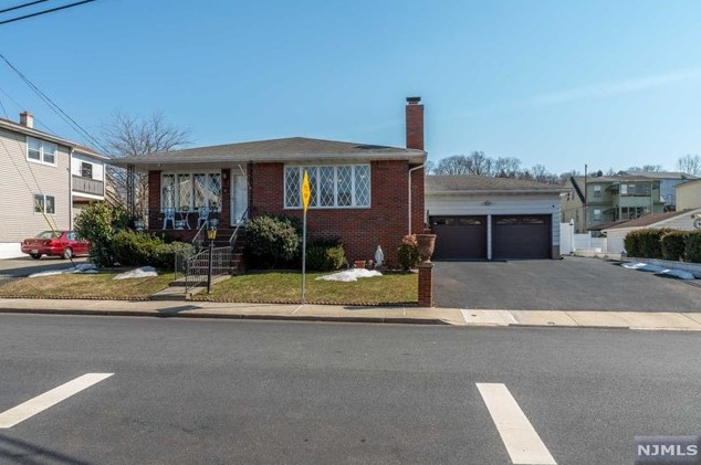 41 Mt Pleasant Ave, West Paterson NJ  07424-2734 exterior