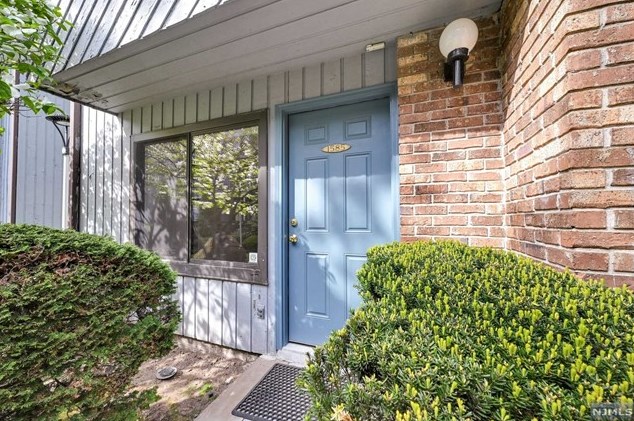 1585 John St, West Fort Lee NJ  07024-2504 exterior