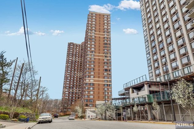 100 Old Palisade Rd, West Fort Lee NJ  07024-7064 exterior